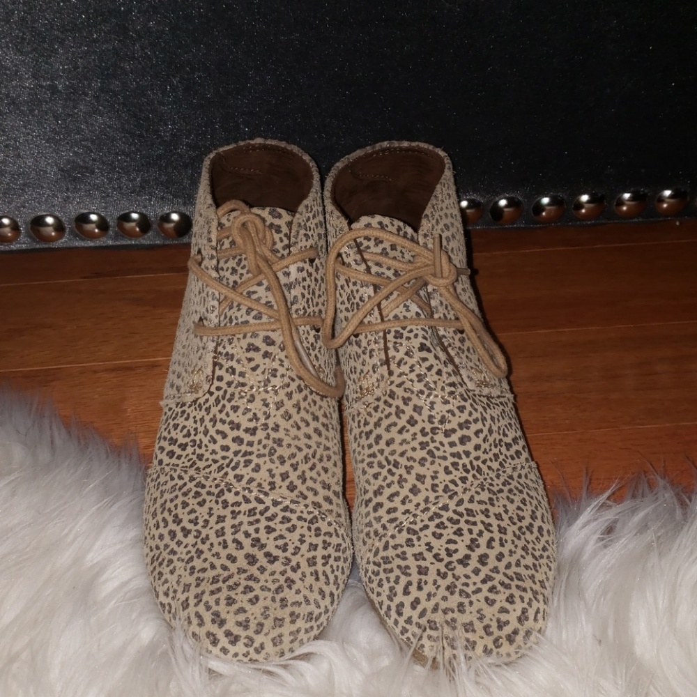 *NWOT* stylish Toms leopard print wedges